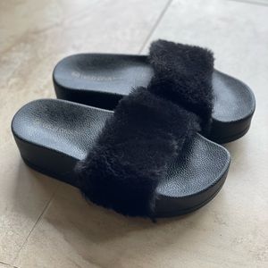 Wild Diva size 6 fuzzy platform slides